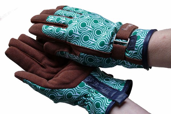 Handschuhe mit einem grünen Art Deco Muster auf der Oberseite und brauner Innenhand, blaue Randabschlüsse