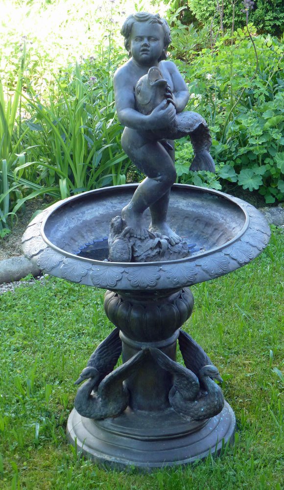 Prachtvoller Brunnen mit Putto